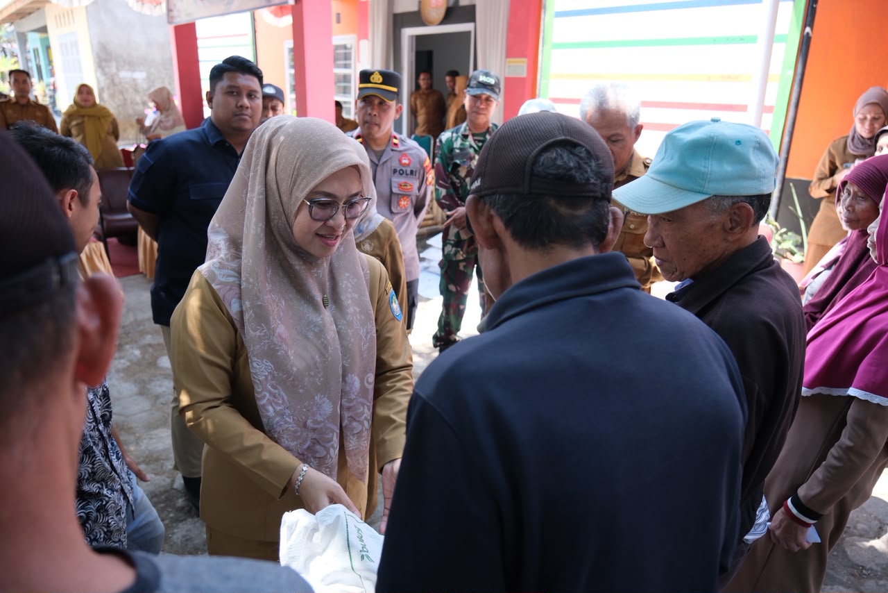 Kunker di Parigi, Bupati Gowa Salurkan Bantuan Pangan untuk 842 KPM dan Serahkan Sertifikat PTSL