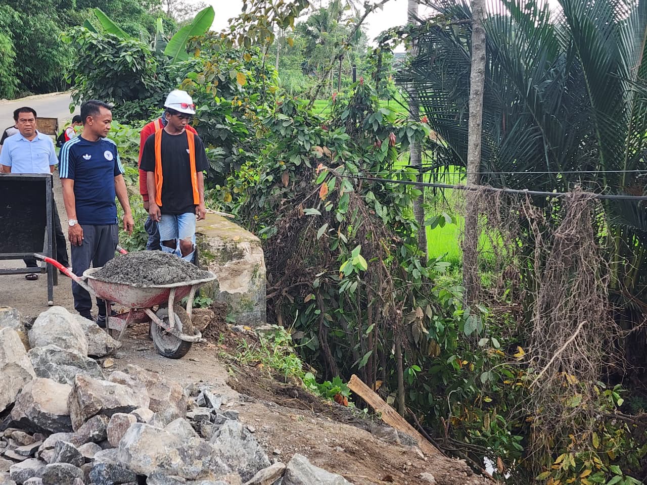 Tinjau Proyek Jalan MYP di Ponre, Bupati Bone Pastikan Kualitas untuk Dukung Ekonomi Warga